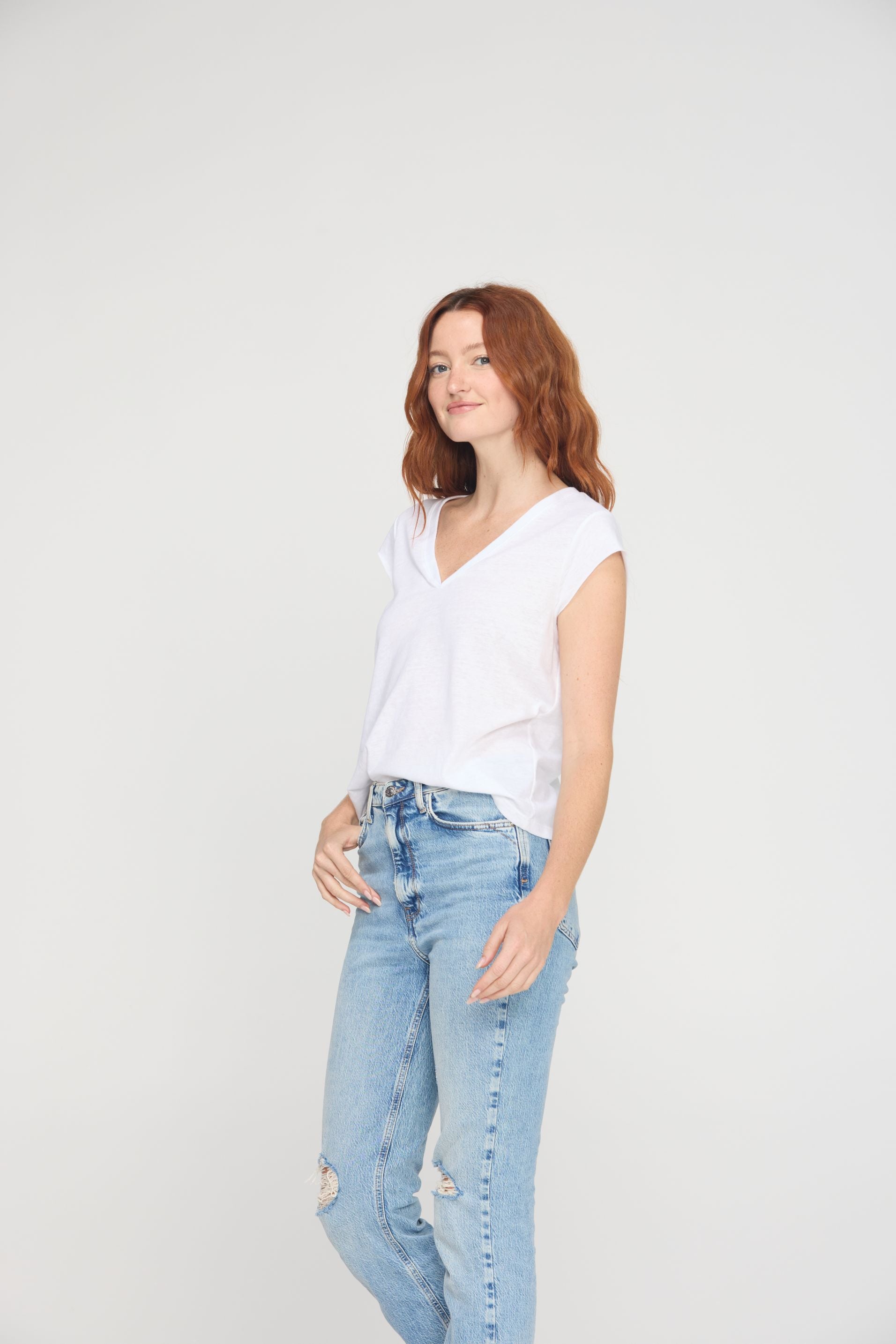 CANYON SOLID V-NECK TEE