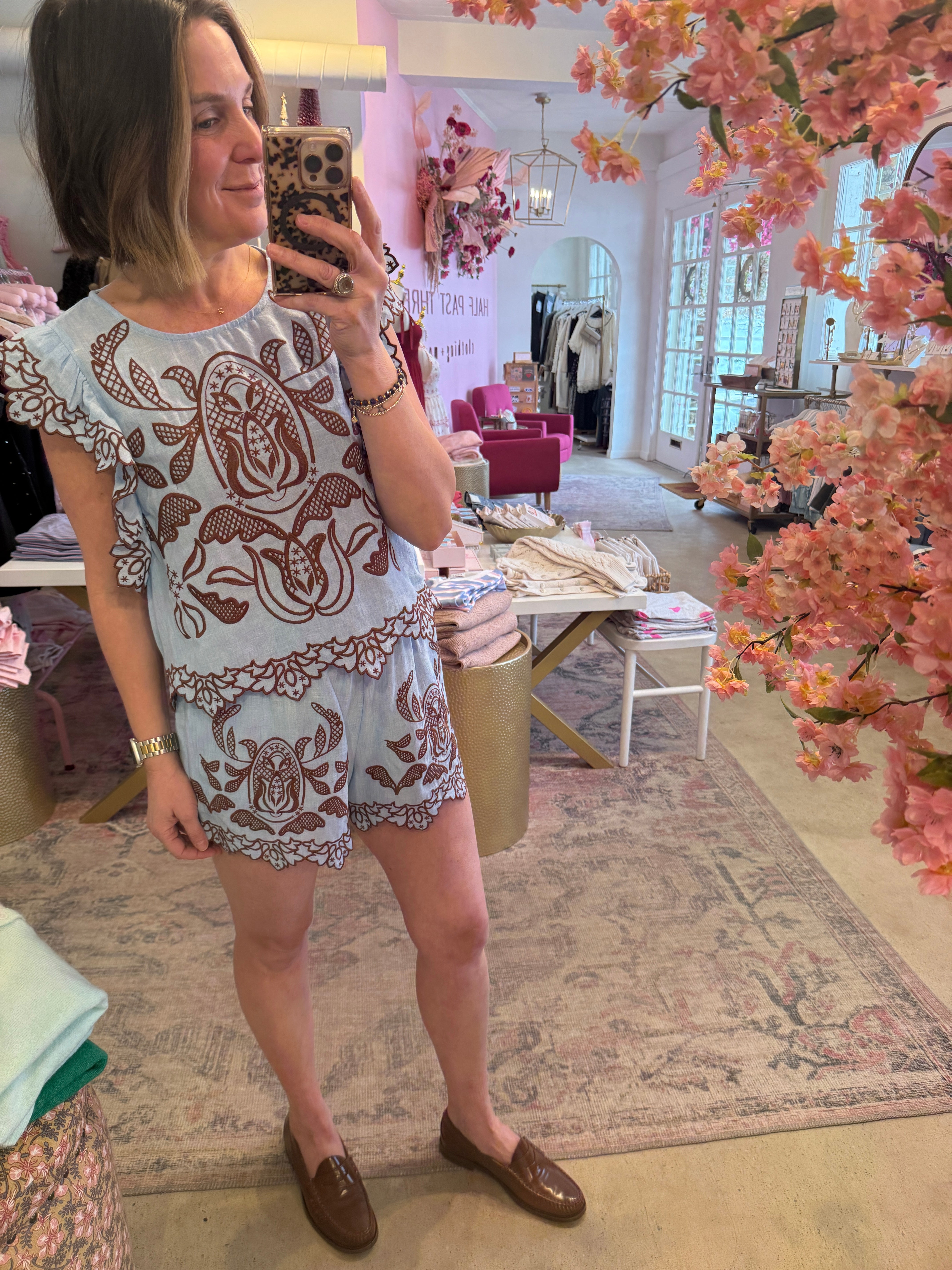 FLUTTER SLEEVE EMBROIDERY TOP