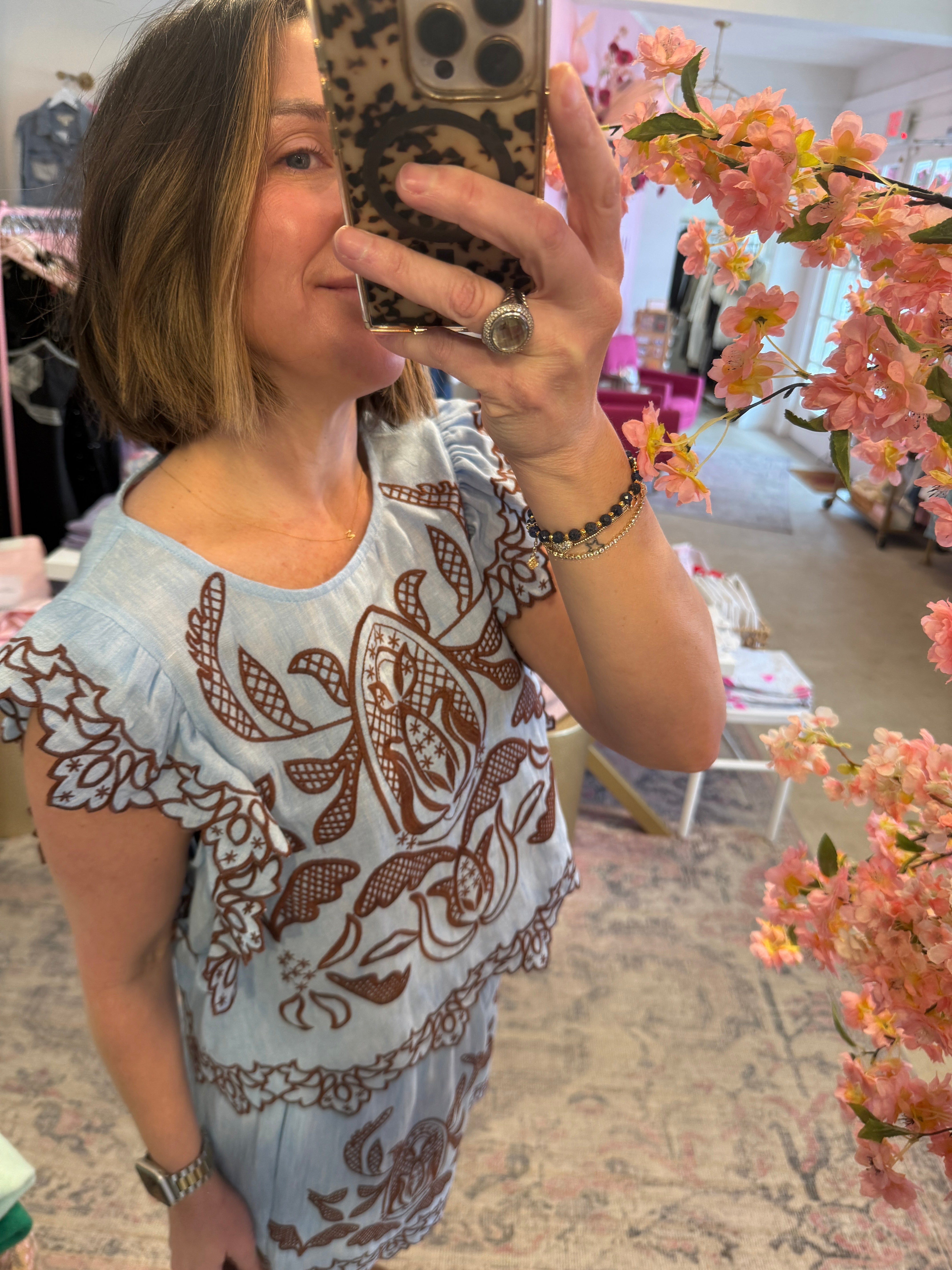 FLUTTER SLEEVE EMBROIDERY TOP