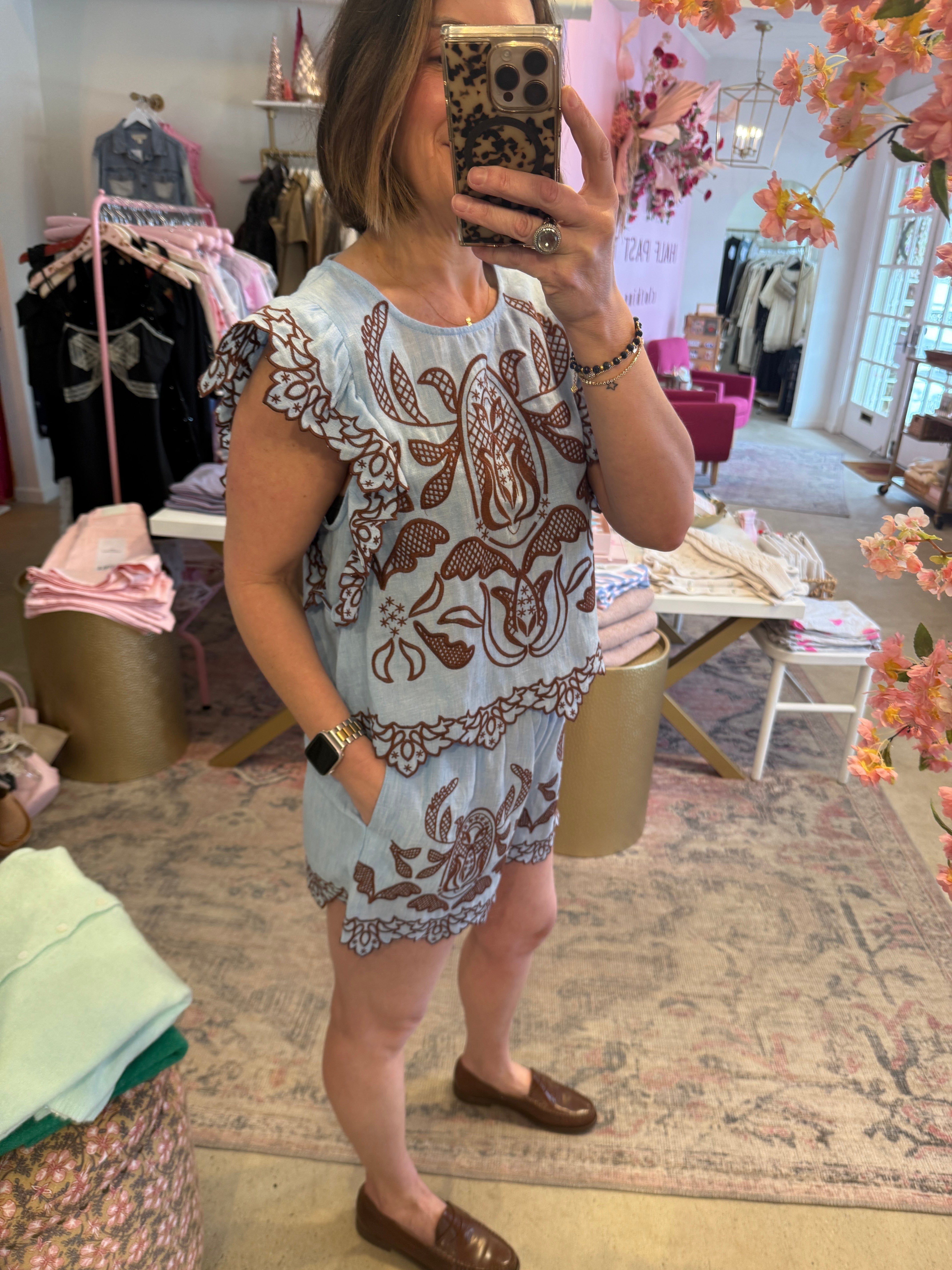 FLUTTER SLEEVE EMBROIDERY TOP