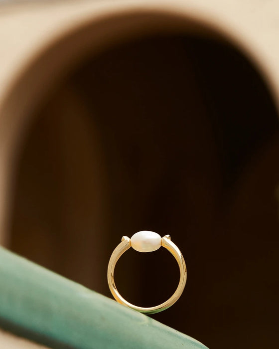 LEIGHTON GOLD PEARL BAND RING in white pearl