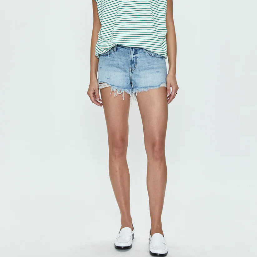 GIGI LOW RISE CUT OFF DENIM SHORTS in leisure distressed