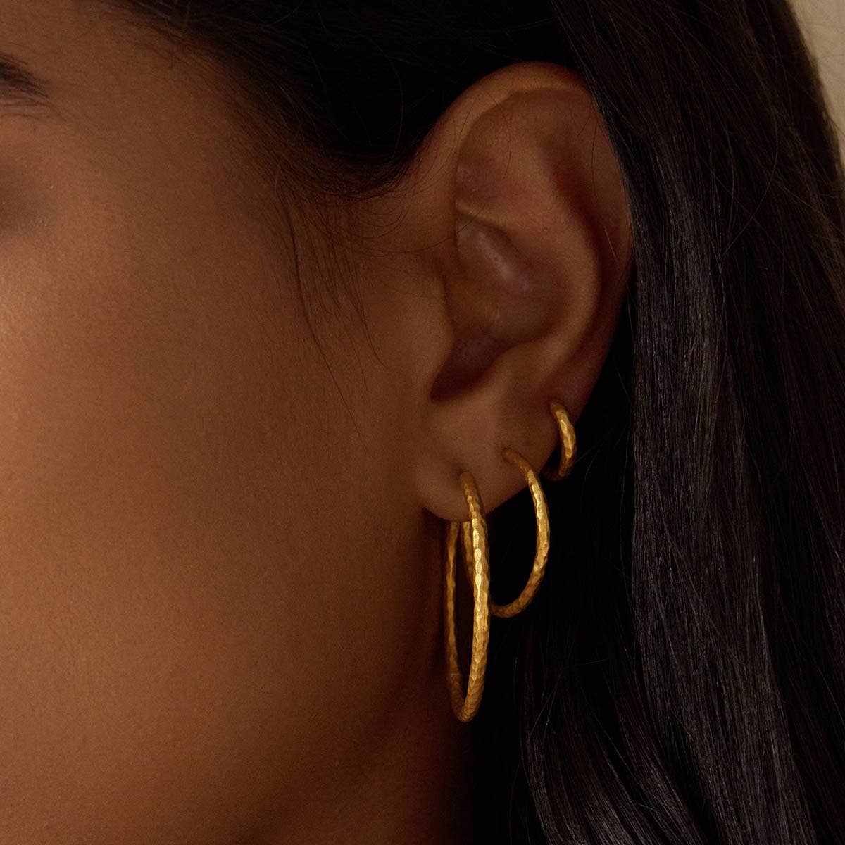 TEXTURED GOLD MEDIUM HOOP EARRINGS