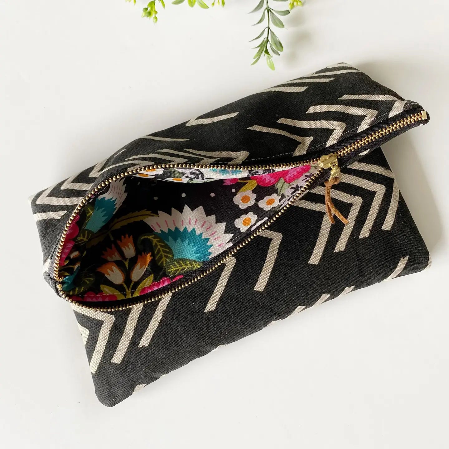 LARGE FOLDOVER CLUTCH in black and cream arrow