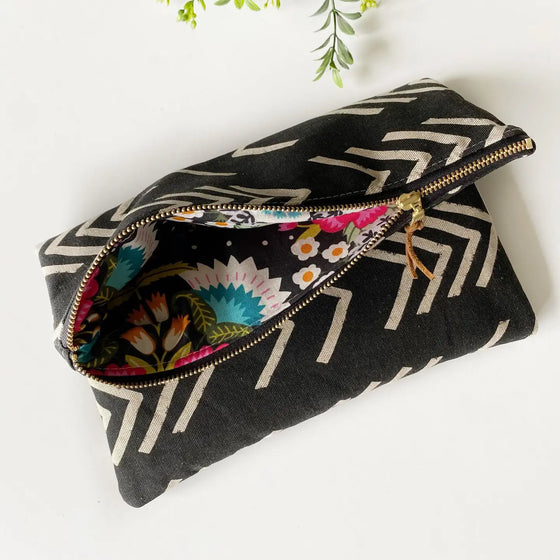 LARGE FOLDOVER CLUTCH in black and cream arrow