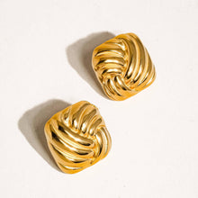  THEL 18K GOLD NON-TARNISH WAVY SQUARE STUDS: Yellow Gold